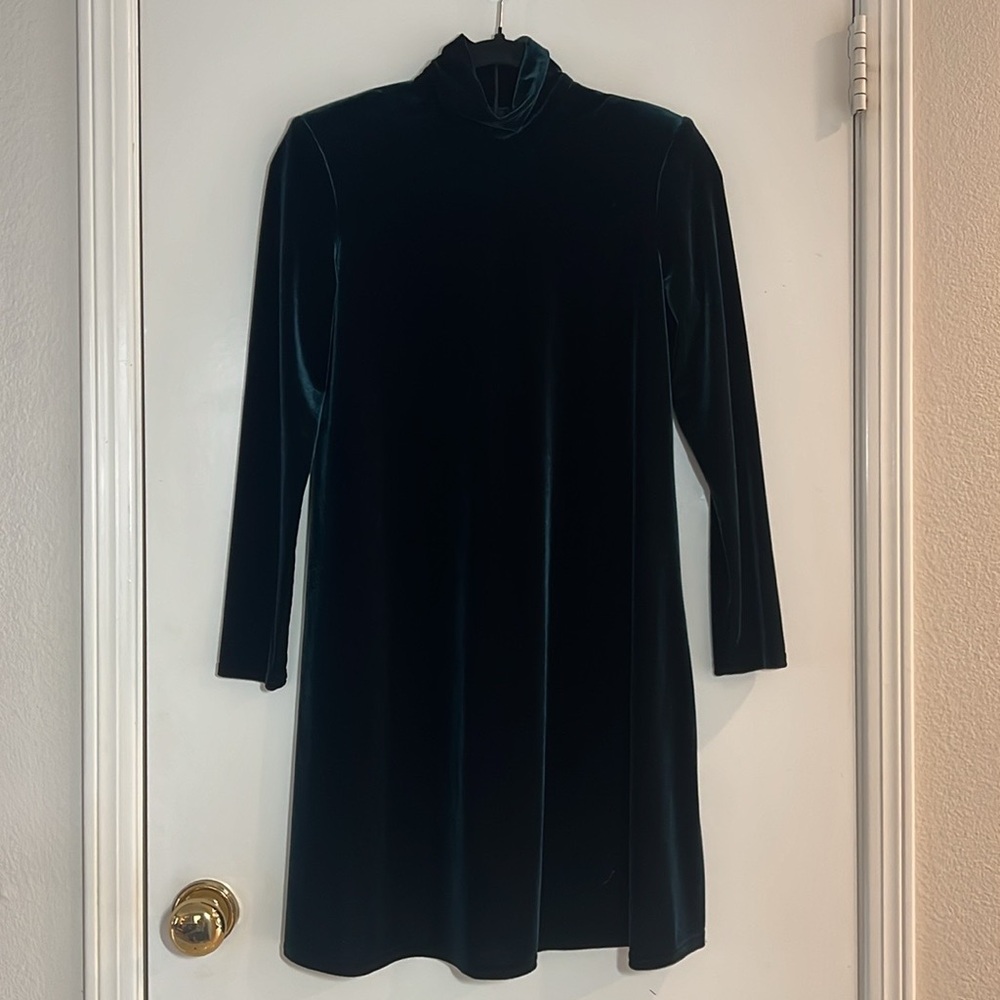 K.C. Spencer Women’s Emerald Green Velvet Dress.